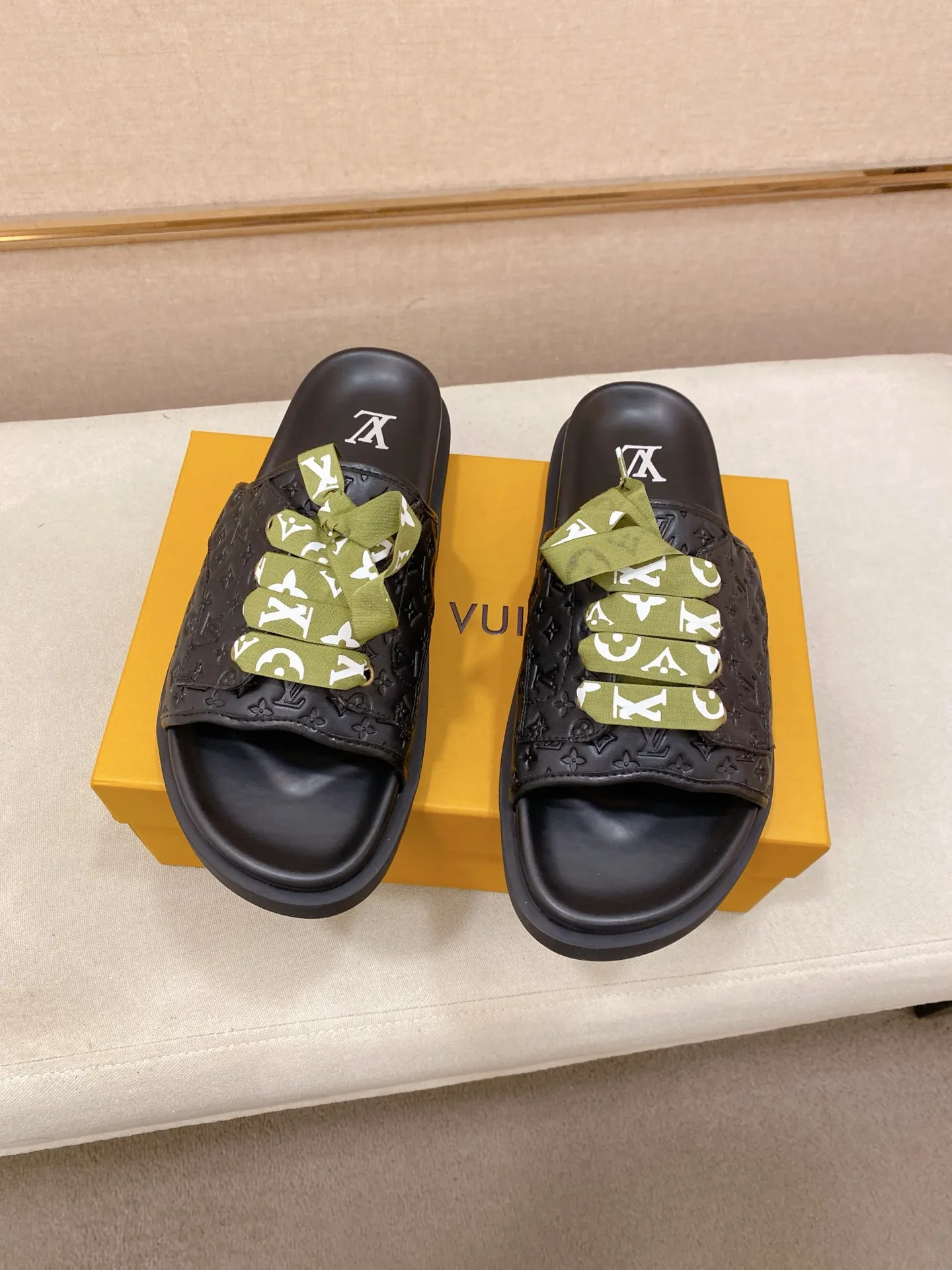 Men's shoes 💰: 340💰Made by LV🔍Top purchasing agents. Men's spring and summer slippers are available at the same counter. The uppers are imported cowhide from Italy, with logo graphics and high-quality craftsmanship. Soles: original soles specially provided by the original factory. Exclusive movable molded soles are super comfortable. Original goods follow orders. 🔍🔍High quality. You can enter and exit the counter at will. Welcome to compare. Size 38-44.